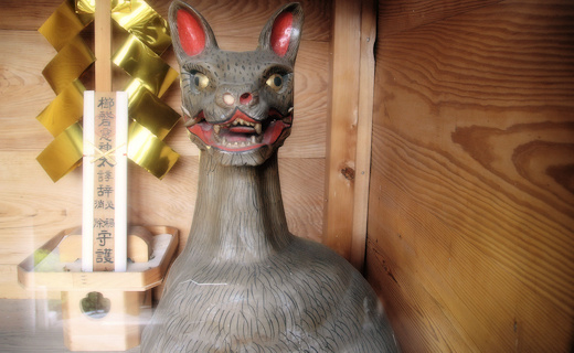 木野山神社の狼の像